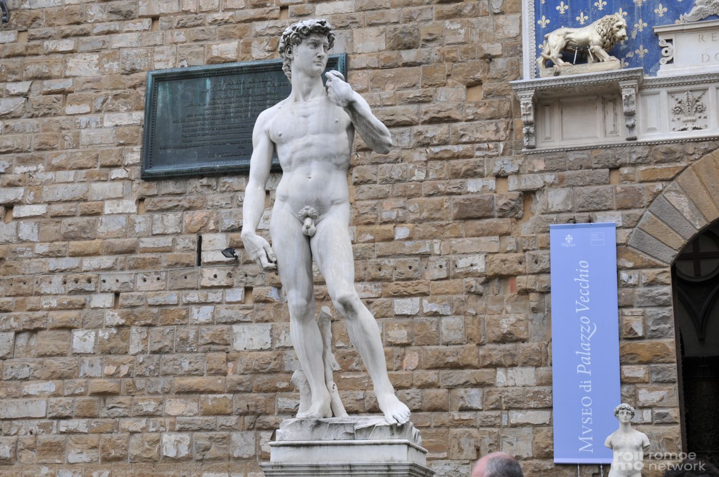 Vor dem Museo di Palazzo Vecchio in Florenz steht eine Marmorstatue Davids mit Schleuder über der Schulter.
