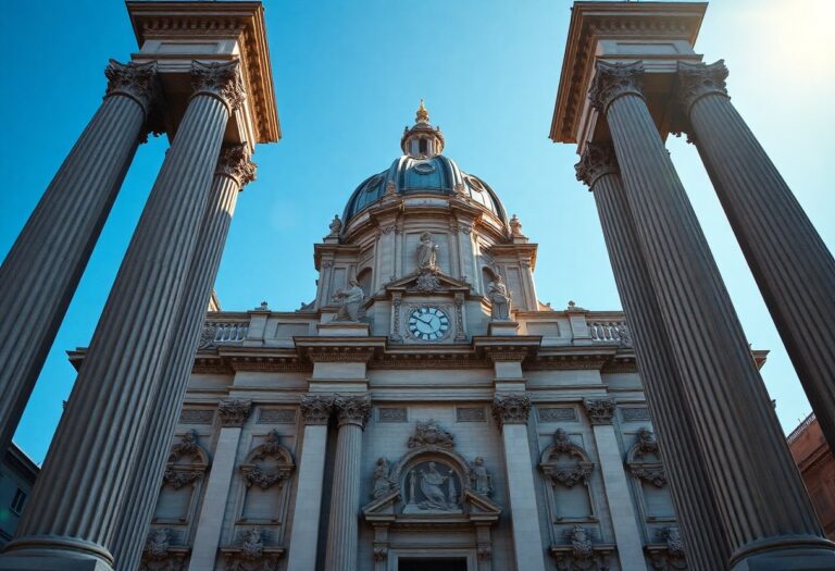 Neoklassisches Gebäude mit Kuppel, Uhr, Skulpturen und hohen Säulen, aus der Froschperspektive vor blauem Himmel fotografiert.