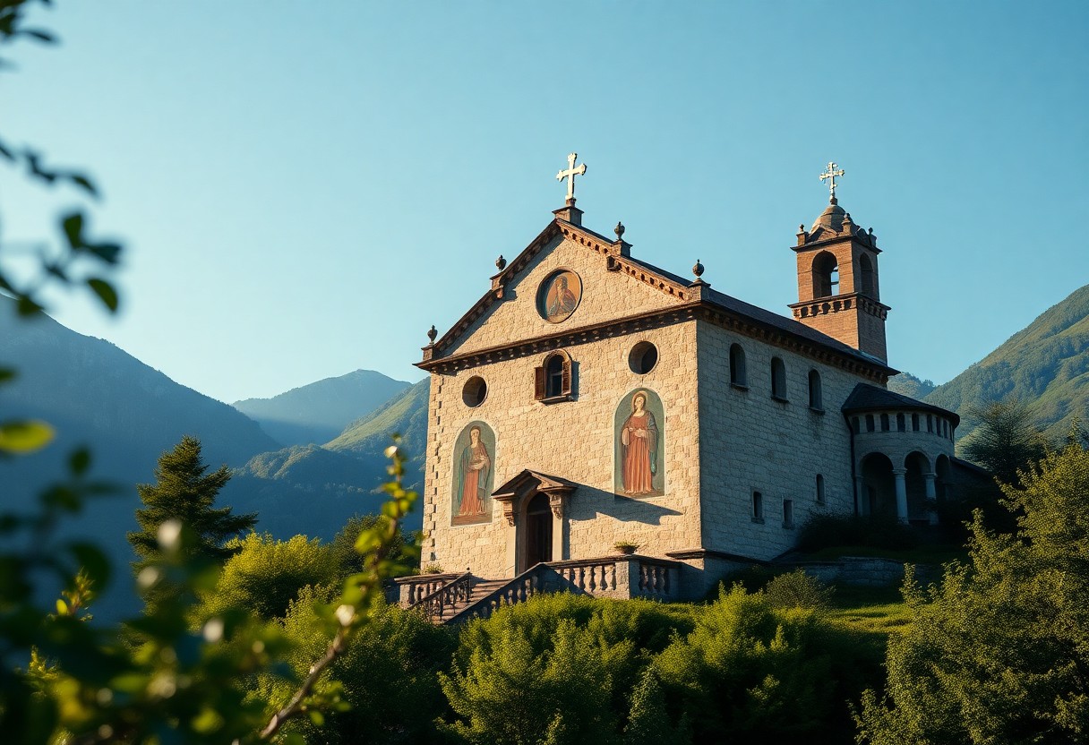 Steinkirche mit religiösen Motiven auf einem Hügel inmitten von Grün und Bergen, in Sonnenlicht unter blauem Himmel getaucht.